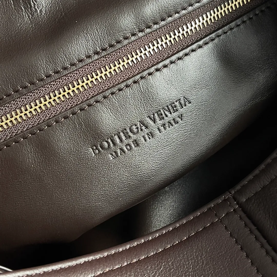 Batch 2080 Bottega Veneta, the flagship product of the 2024 autumn and winter, is making a splash from the catwalk to the streets. It not only brings a strong retro atmosphere, but also can easily interpret different styles through a variety of matching methods. Whether it is a smart and elegant workplace look or casual and comfortable daily wear, fully imported calfskin is a fashion element you can’t miss! Style number: 803977 Size: 41*20*8cm